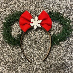 Disney Ears, wreath style and they light up. Brand new, in perfect condition